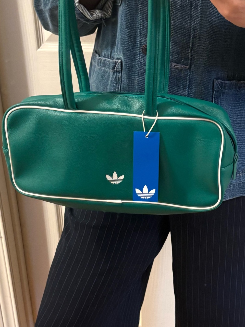 NWT! Adidas Airliner Green Shoulder Bag with White Trim - Picture 3 of 4